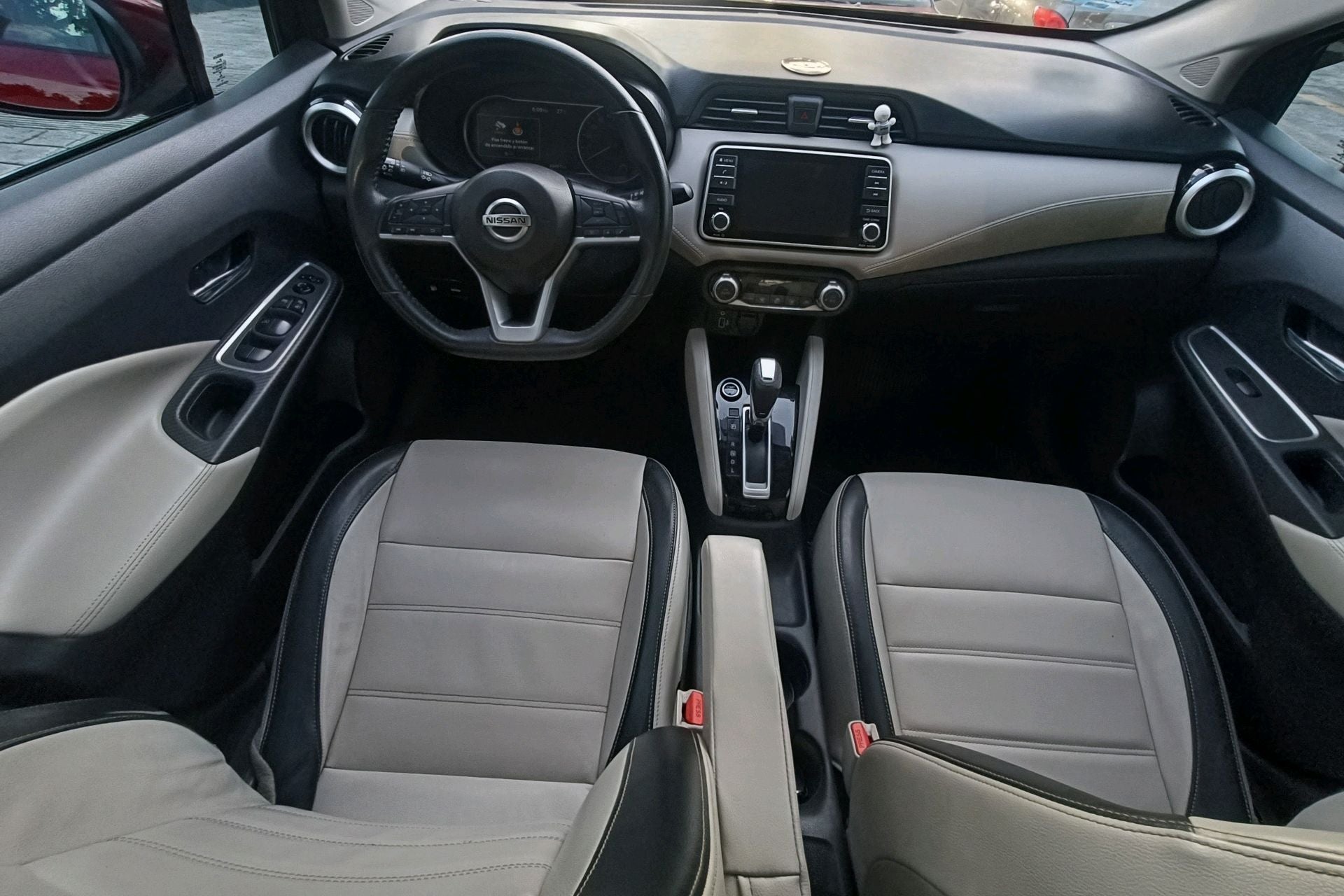 2022 Nissan VERSA 4 PTS PLATINUM CVT AAC AUT VE PIEL GPS F LED RA-17